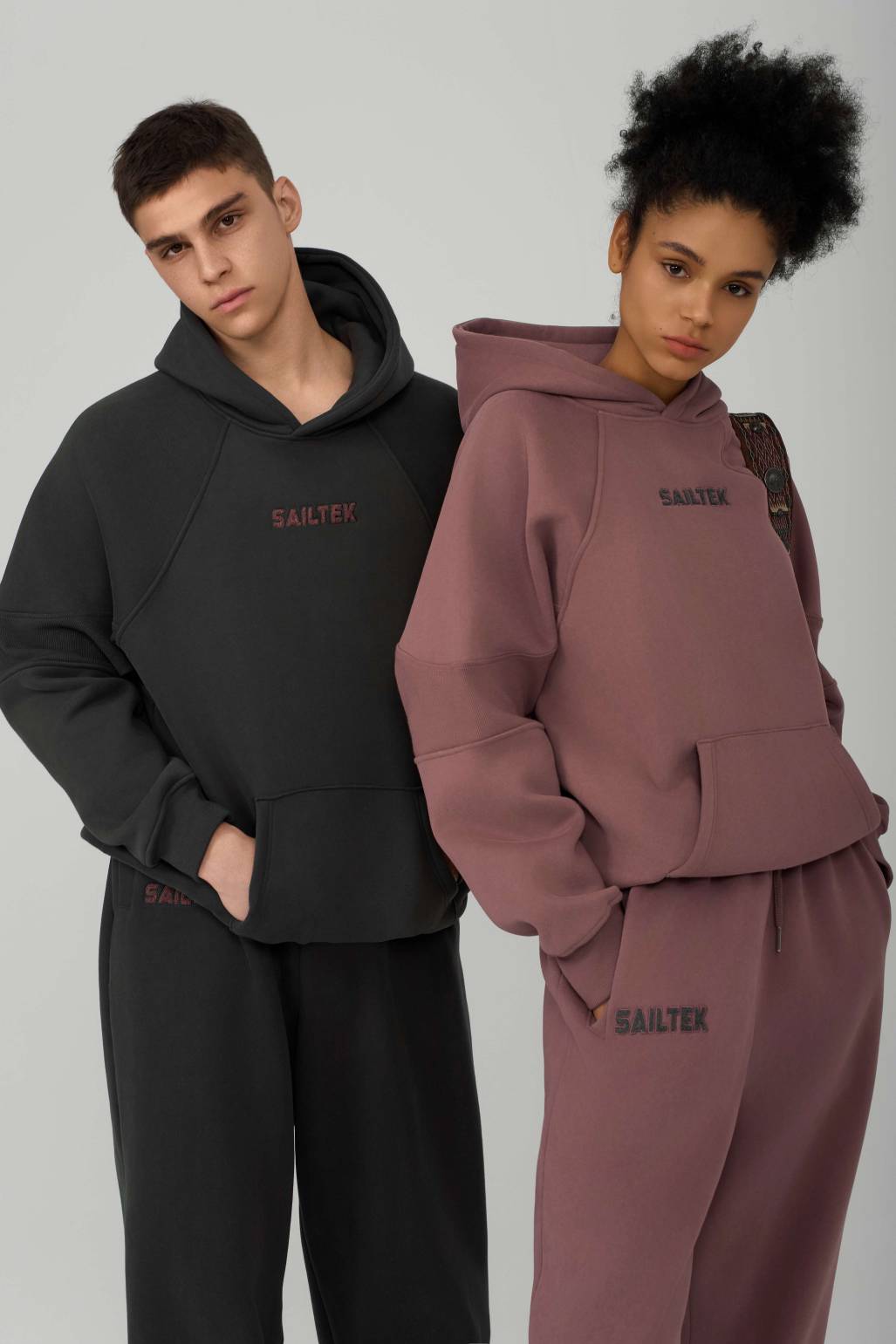 Custom logo unisex sweat suits set heavy weight 465 gsm fleece jogger set two piece sweatpants and hoodie set for women and men