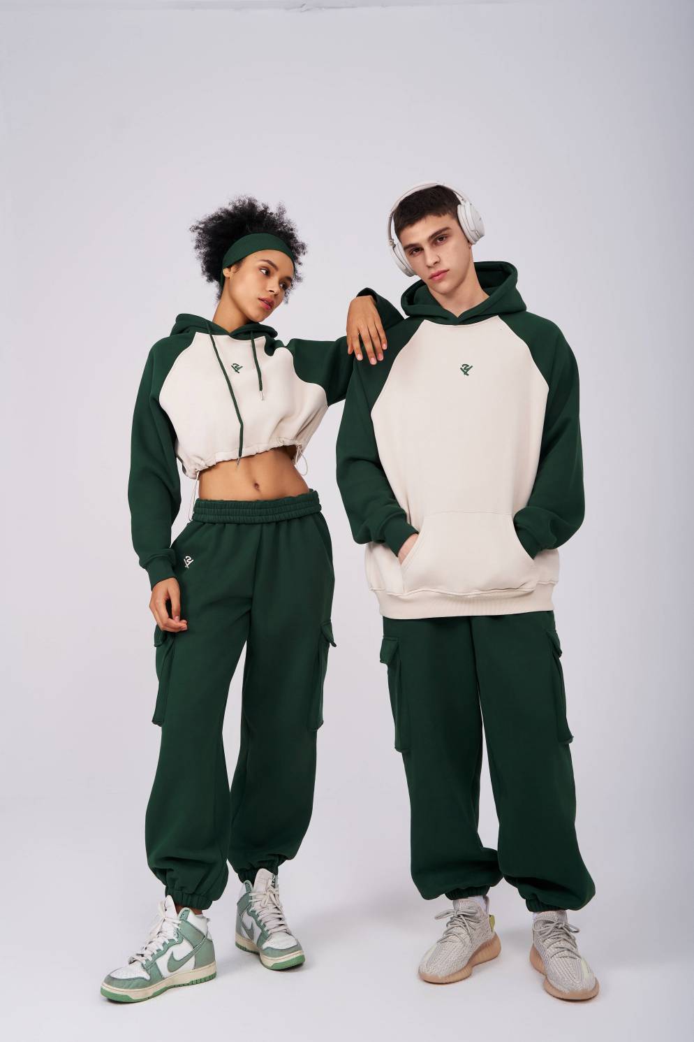 Custom logo unisex sweat suits set heavy weight 350 gsm fleece jogger set two piece sweatpants and hoodie set for women and men